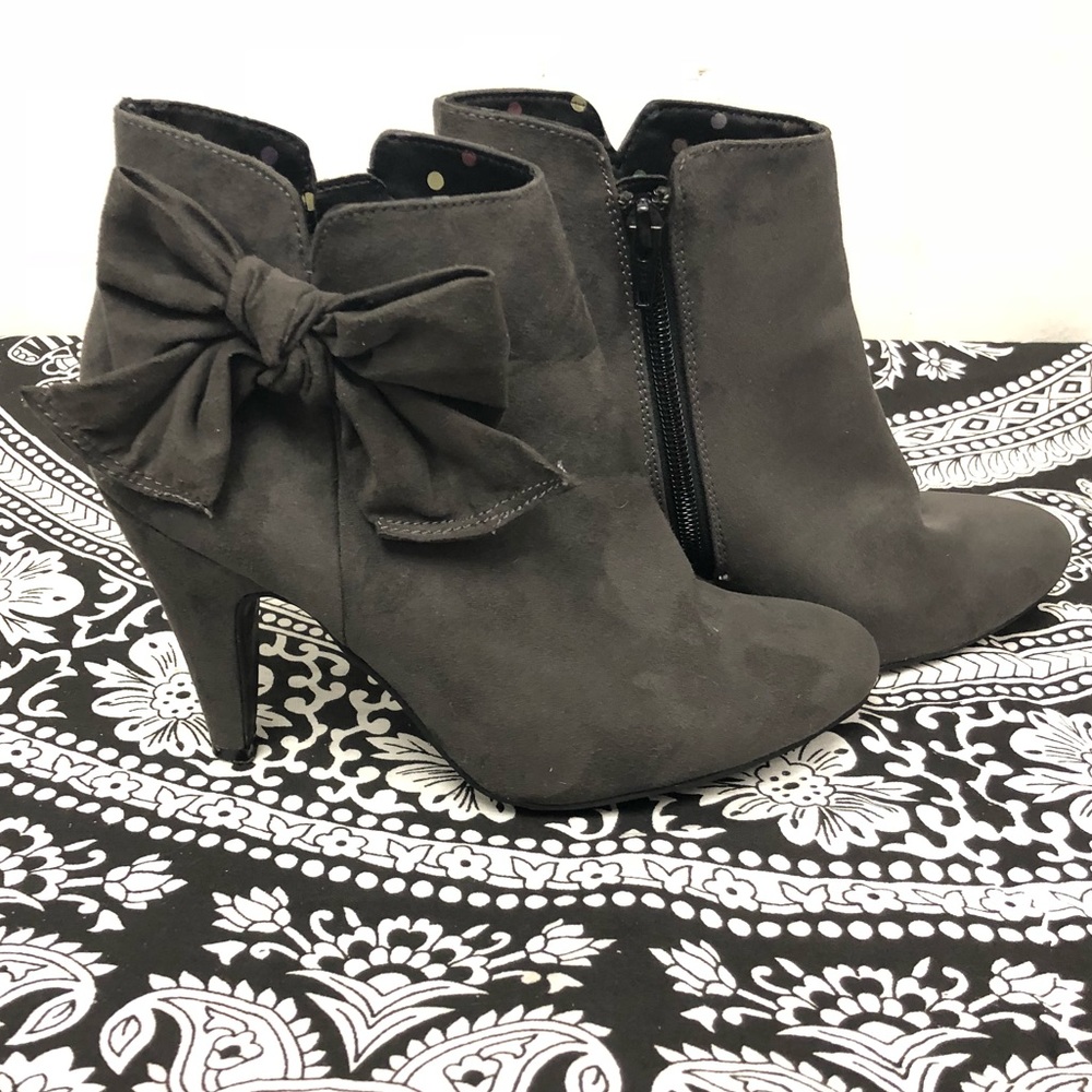 Jacqueline Riu Grey Suede Booties